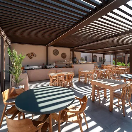 Oasis Hotel 2*